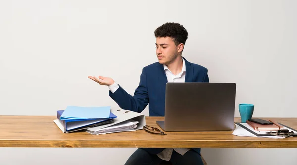 Homem Negócios Escritório Segurando Copyspace Com Dúvidas — Fotografia de Stock