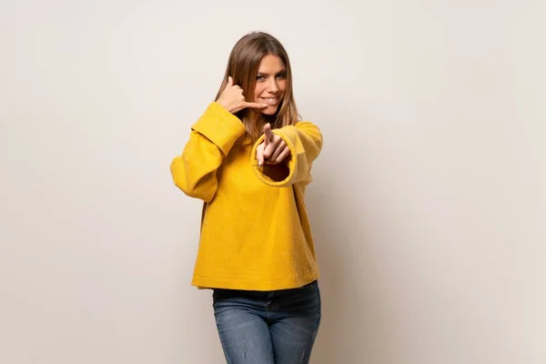 Mujer Con Suéter Amarillo Sobre Pared Aislada Haciendo Gesto Teléfono — Foto de Stock