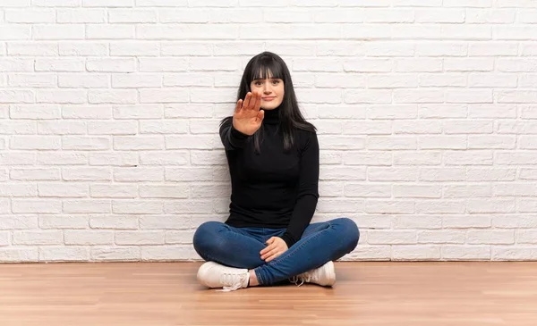 Kadın yerde oturan durdurmak jest yanlış düşünen bir durumu inkar yapma