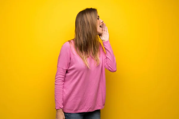 Vrouw Met Roze Trui Gele Muur Schreeuwen Met Mond Wijd — Stockfoto