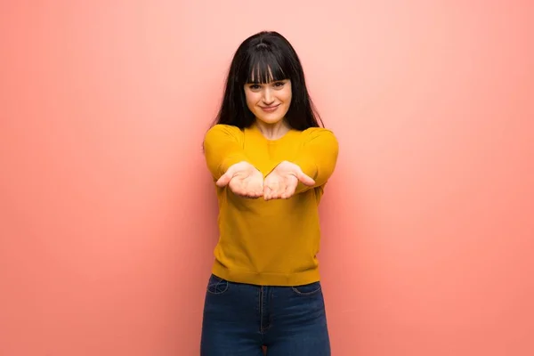 Vrouw Met Gele Trui Pink Wall Holding Copyspace Denkbeeldige Palm — Stockfoto