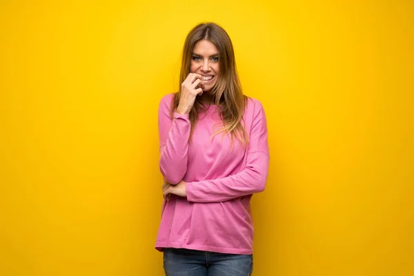 Vrouw Met Roze Trui Gele Muur Nerveus Bang Zetten Handen — Stockfoto
