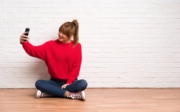 Κοκκινομάλλα Γυναίκα Χωροθέτηση Στο Πάτωμα Φτιάχνοντας Μια Selfie — Φωτογραφία Αρχείου