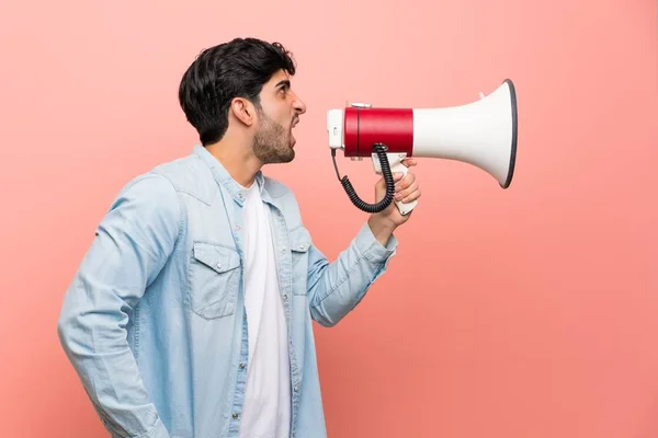 Jonge Man Roze Muur Schreeuwen Door Een Megafoon — Stockfoto