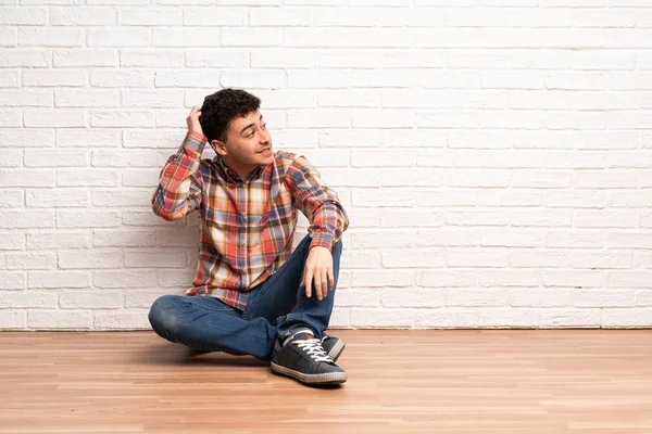 Mladý Muž Sedí Podlaze Přemýšlí Nápadu — Stock fotografie