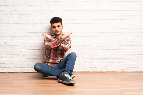Mladý Muž Sedí Podlaze Žádné Gesto — Stock fotografie