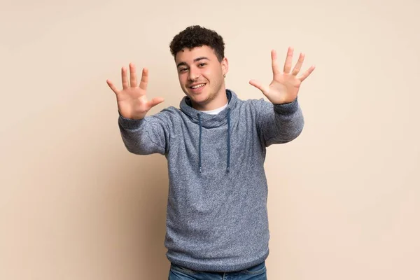 Mladý Muž Nad Izolované Stěny Deseti Prsty — Stock fotografie