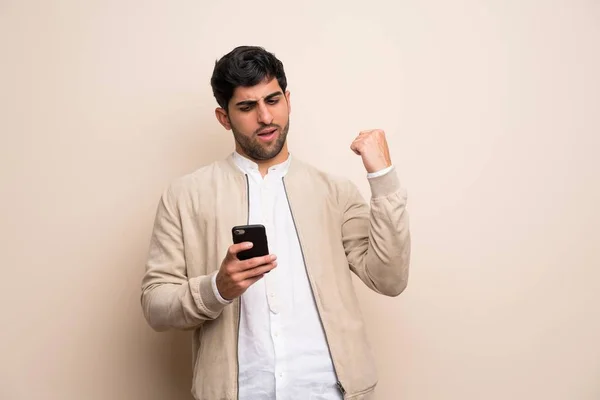 Junger Mann Mit Handy Siegerpose Über Mauer — Stockfoto