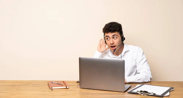 Hombre Telemarketer Escuchando Algo Poniendo Mano Oreja —  Fotos de Stock