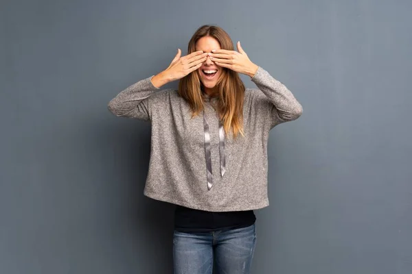 Femme Blonde Sur Fond Gris Couvrant Les Yeux Par Les — Photo