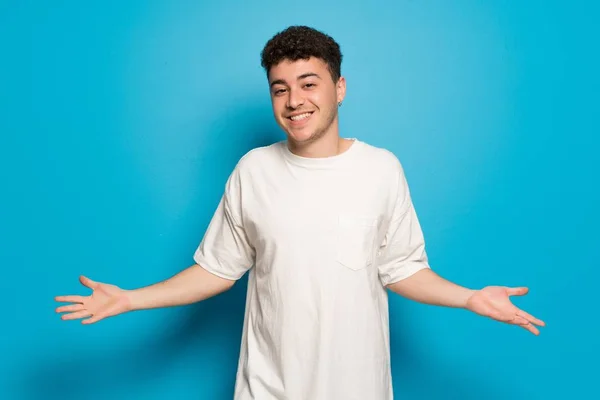 Junger Mann Auf Blauem Hintergrund Lächelt — Stockfoto