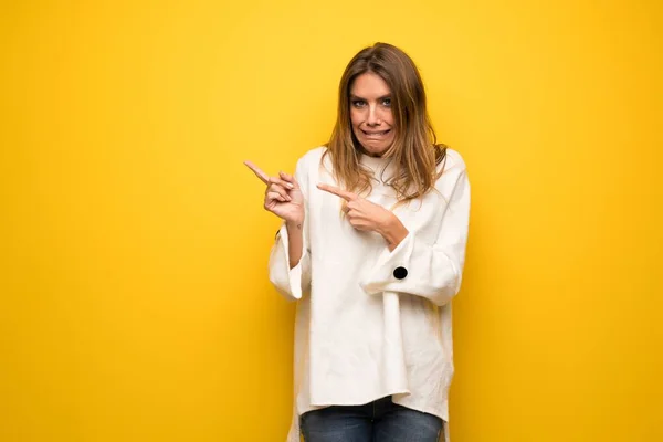 Blonde Woman Yellow Wall Frightened Pointing Side — Stock Photo, Image