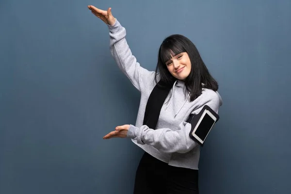 Young Sport Woman Holding Copyspace Insert — Stock Photo, Image