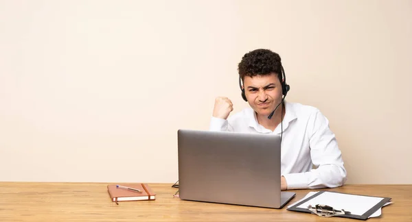 Telemarketer Homem Com Gesto Raiva — Fotografia de Stock