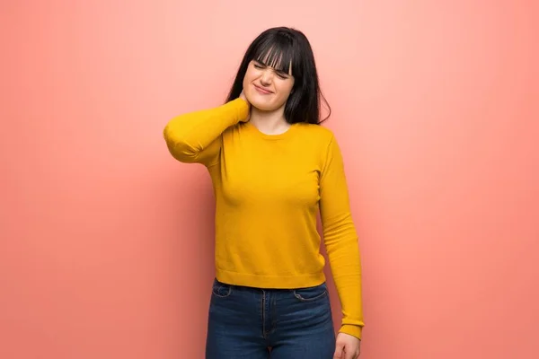 Frau Mit Gelbem Pullover Über Rosa Wand Mit Nackenschmerzen — Stockfoto