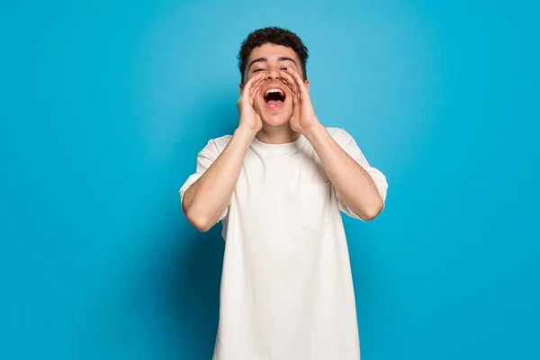Young Man Blue Background Shouting Announcing Something — Stock Photo, Image