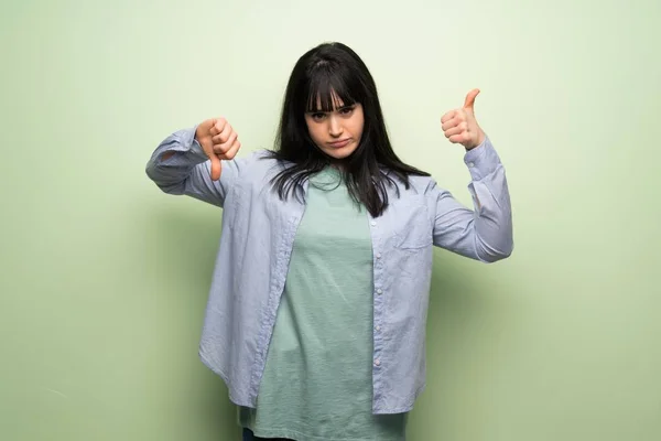 Giovane Donna Oltre Muro Verde Che Segno Del Bene Male — Foto Stock