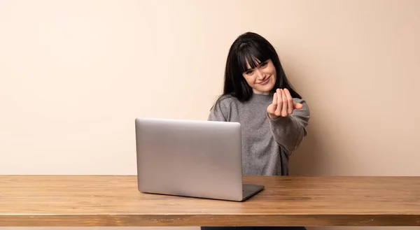 Giovane Donna Che Lavora Con Suo Computer Portatile Invitando Venire — Foto Stock