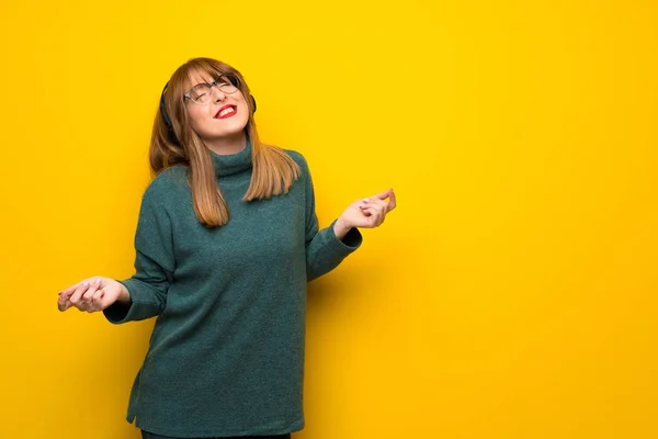 Vrouw Met Een Bril Gele Muur Genieten Van Dansen Tijdens — Stockfoto