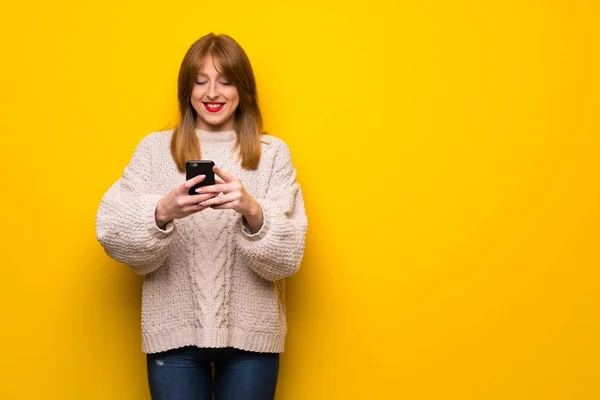 Mulher Ruiva Sobre Parede Amarela Enviando Uma Mensagem Com Celular — Fotografia de Stock