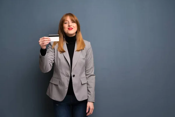 Ruda Kobieta Biznesu Posiadająca Kartę Kredytową — Zdjęcie stockowe