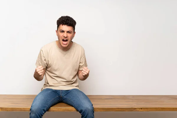 Jovem Sentado Mesa Frustrado Por Uma Situação — Fotografia de Stock