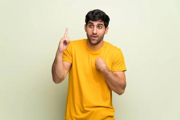 Junger Mann Mit Überraschung Und Schockiertem Gesichtsausdruck Über Rosa Wand — Stockfoto