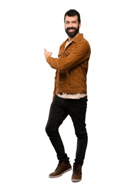 Geri izole beyaz arka plan üzerinde işaret eden sakallı yakışıklı adam