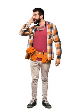 Esnaf adam için bir şey izole beyaz arka plan üzerinde kulak el koyarak dinleme