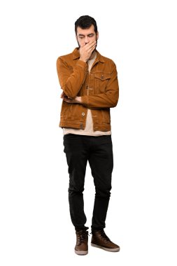 Ağzıyla kapsayan sakallı yakışıklı adam izole beyaz arka plan üzerinde eller