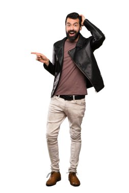 Yan tarafa izole beyaz arka plan için sakal şaşırmış ve işaret parmağınızla yakışıklı adam