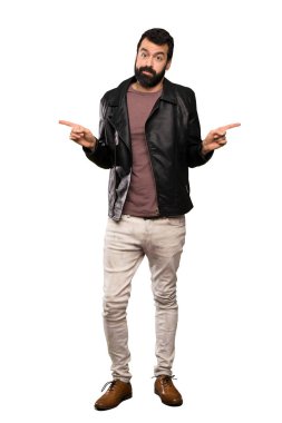 İzole beyaz arka plan üzerinde şüpheleri laterallerin işaret eden sakallı yakışıklı adam