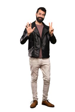 Yedi parmak ile izole beyaz arka plan üzerinde sayma sakallı yakışıklı adam