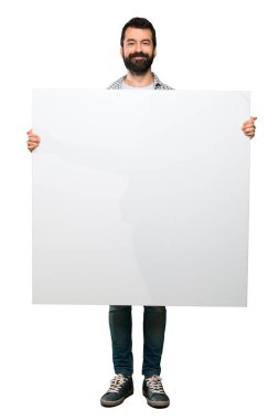 Boş bir afiş tutarak sakallı mutlu yakışıklı adam
