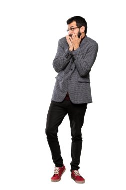 Gergin ve korkmuş ellerini ağzına izole beyaz arka plan üzerinde koyarak gözlüklü yakışıklı adam