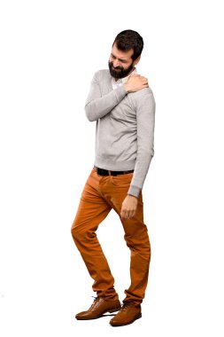 Yakışıklı adam için bir çaba izole beyaz arka plan üzerinde yapılmış olan omuz ağrısı muzdarip