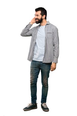 Bir şey izole beyaz arka plan üzerinde kulak el koyarak dinleme sakallı yakışıklı adam