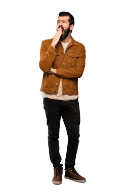 Esneme ve izole beyaz arka plan üzerinde el ile geniş açık ağız kapsayan sakallı yakışıklı adam