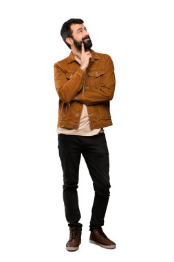 İzole beyaz arka plan üzerinde ararken bir fikir düşünce sakallı yakışıklı adam