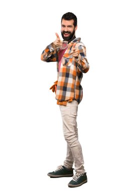 Esnaf öne işaret ve izole beyaz arka plan üzerinde gülümseyen adam