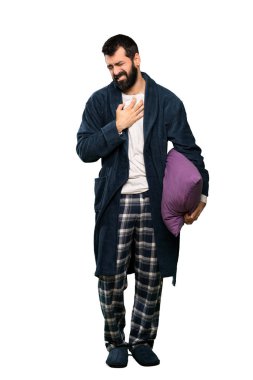Kalbinden izole beyaz arka plan üzerinde bir ağrınız pijama sakallı