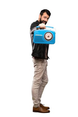 Bir radyo tutan sakallı yakışıklı adam