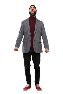 Ağız açık ile ön izole beyaz arka plan üzerinde bağırarak gözlüklü yakışıklı adam