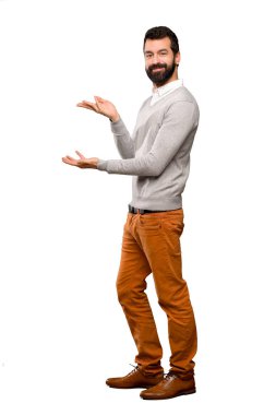 Yakışıklı adam uzanan eller izole beyaz arka plan üzerinde gelmek davet için yan