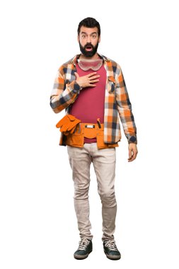 Adam esnaf şaşırmış ve şok izole beyaz arka plan üzerinde doğru bakarken