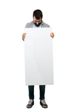 Boş bir afiş tutarak sakallı yakışıklı adam