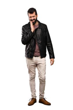 İzole beyaz arka plan üzerinde diş ağrısı ile sakallı yakışıklı adam