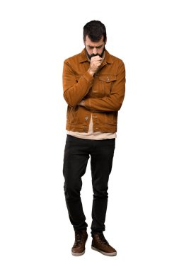 Sakallı yakışıklı adam öksürük ile acı ve izole beyaz arka plan üzerinde kötü hissediyor