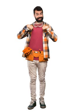 Esnaf adam izole beyaz arka plan üzerinde sürpriz yüz ifadesi ile