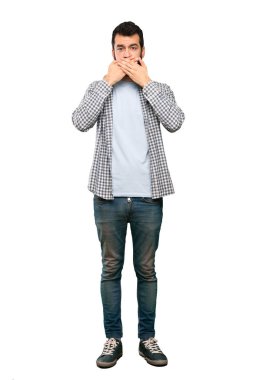 Ağzıyla kapsayan sakallı yakışıklı adam izole beyaz arka plan üzerinde eller